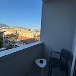 Apartamento Stylish Renovated Flat With 2 Balconies & Great Natural Light Tirana