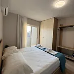Stylish Renovated Flat With 2 Balconies & Great Natural Light Apartamento