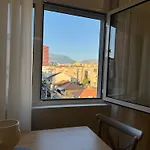 Stylish Renovated Flat With 2 Balconies & Great Natural Light Apartamento