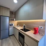 Apartamento Stylish Renovated Flat With 2 Balconies & Great Natural Light *