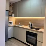 Apartamento Stylish Renovated Flat With 2 Balconies & Great Natural Light