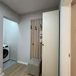 Stylish Renovated Flat With 2 Balconies & Great Natural Light Apartamento