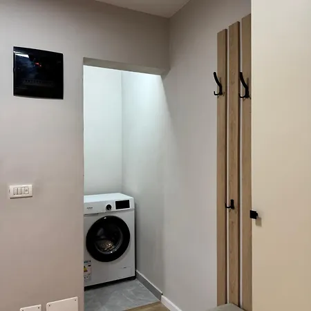 Daire Stylish Renovated Flat With 2 Balconies & Great Natural Light Tiran