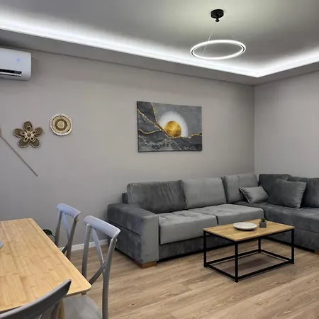 Апартаменты Stylish Renovated Flat With 2 Balconies & Great Natural Light Тирана