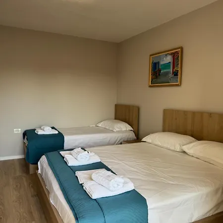 Апартаменты Stylish Renovated Flat With 2 Balconies & Great Natural Light