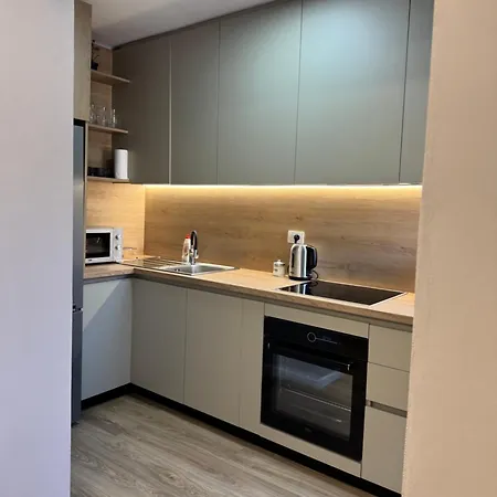 Stylish Renovated Flat With 2 Balconies & Great Natural Light