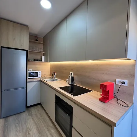 Daire Stylish Renovated Flat With 2 Balconies & Great Natural Light *