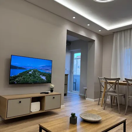 Daire Stylish Renovated Flat With 2 Balconies & Great Natural Light Tiran