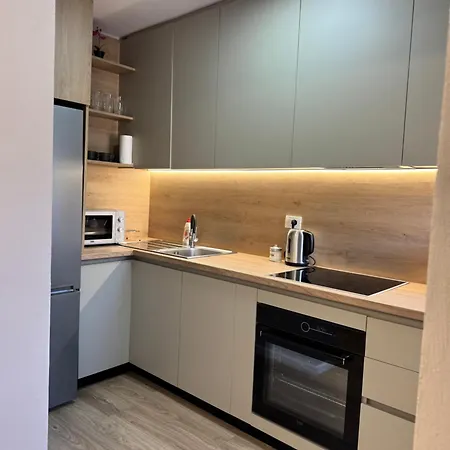 Апартаменты Stylish Renovated Flat With 2 Balconies & Great Natural Light