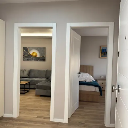 Апартаменты Stylish Renovated Flat With 2 Balconies & Great Natural Light