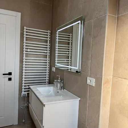 Stylish Renovated Flat With 2 Balconies & Great Natural Light * Tiran