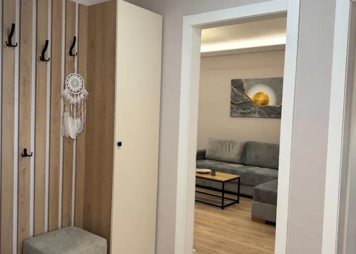 Stylish Renovated Flat With 2 Balconies & Great Natural Light Apartament Tirana