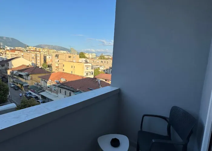 Apartament Stylish Renovated Flat With 2 Balconies & Great Natural Light Tirana