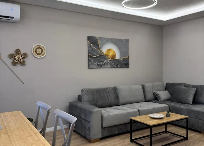 Apartament Stylish Renovated Flat With 2 Balconies & Great Natural Light Tirana