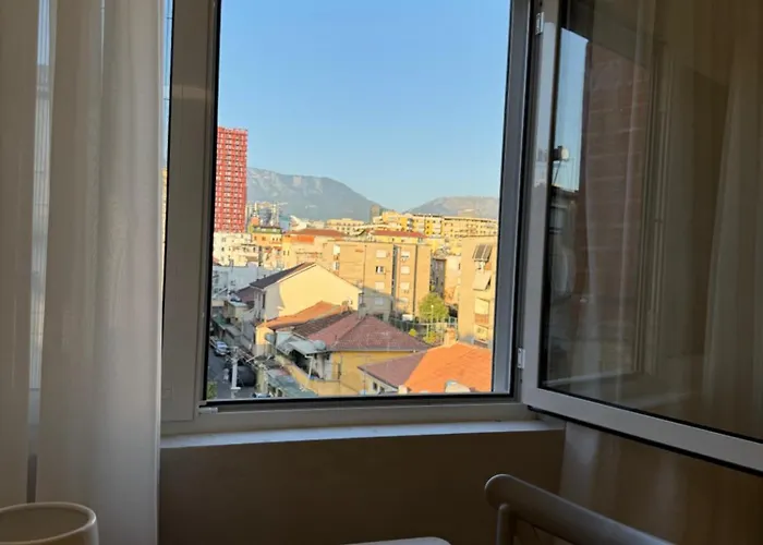 Stylish Renovated Flat With 2 Balconies & Great Natural Light Apartament