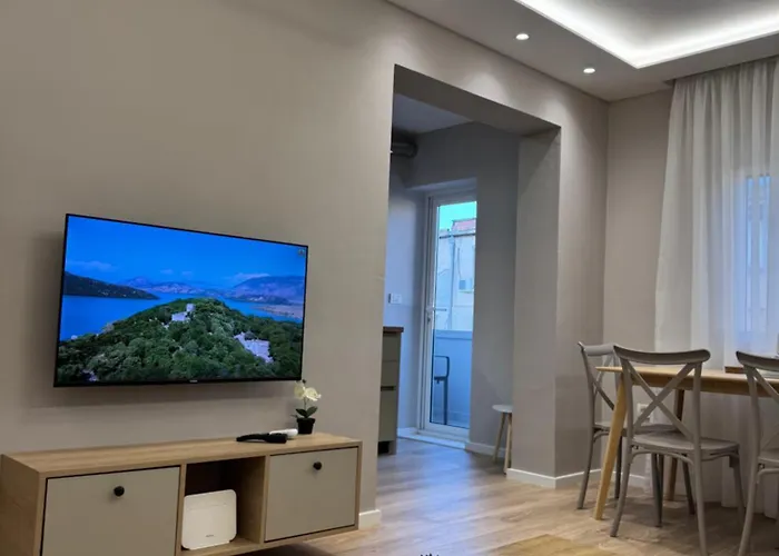 Apartament Stylish Renovated Flat With 2 Balconies & Great Natural Light Tirana