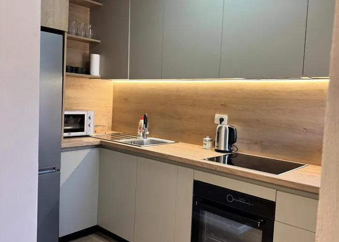 Apartament Stylish Renovated Flat With 2 Balconies & Great Natural Light