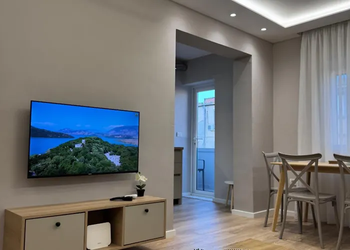 Stylish Renovated Flat With 2 Balconies & Great Natural Light Apartament *