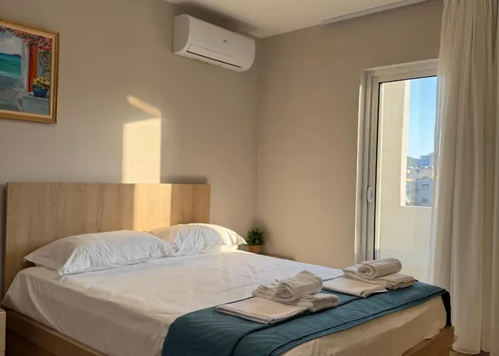 Apartament Stylish Renovated Flat With 2 Balconies & Great Natural Light Tirana