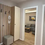 Stylish Renovated Flat With 2 Balconies & Great Natural Light Διαμέρισμα Τίρανα