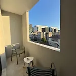 Stylish Renovated Flat With 2 Balconies & Great Natural Light Διαμέρισμα Τίρανα