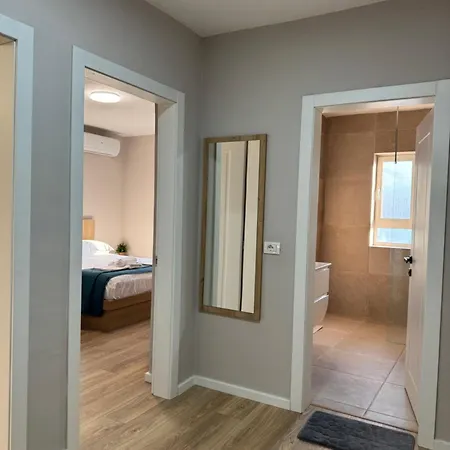 Daire Stylish Renovated Flat With 2 Balconies & Great Natural Light Tiran