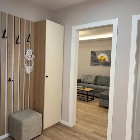 Stylish Renovated Flat With 2 Balconies & Great Natural Light 公寓 地拉那