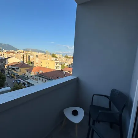 公寓 Stylish Renovated Flat With 2 Balconies & Great Natural Light 地拉那