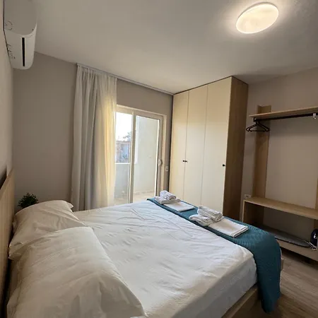 Stylish Renovated Flat With 2 Balconies & Great Natural Light 公寓