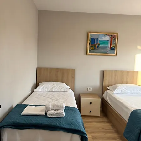 Apartment Stylish Renovated Flat With 2 Balconies & Great Natural Light
