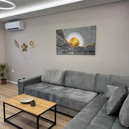 Stylish Renovated Flat With 2 Balconies & Great Natural Light Διαμέρισμα Τίρανα