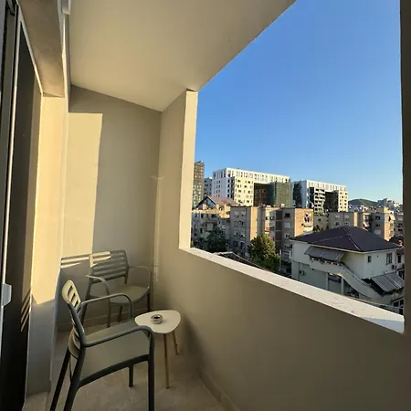 Stylish Renovated Flat With 2 Balconies & Great Natural Light * 地拉那