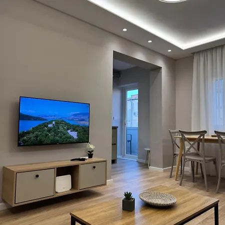 Stylish Renovated Flat With 2 Balconies & Great Natural Light Διαμέρισμα *