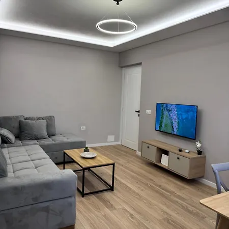 Stylish Renovated Flat With 2 Balconies & Great Natural Light * 地拉那