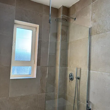 Stylish Renovated Flat With 2 Balconies & Great Natural Light