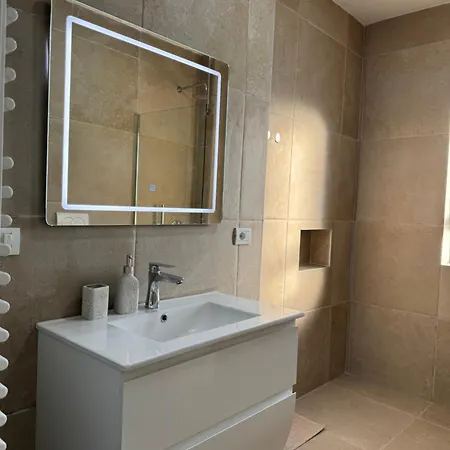 公寓 Stylish Renovated Flat With 2 Balconies & Great Natural Light