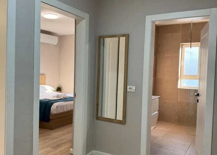 Appartement Stylish Renovated Flat With 2 Balconies & Great Natural Light Tirana