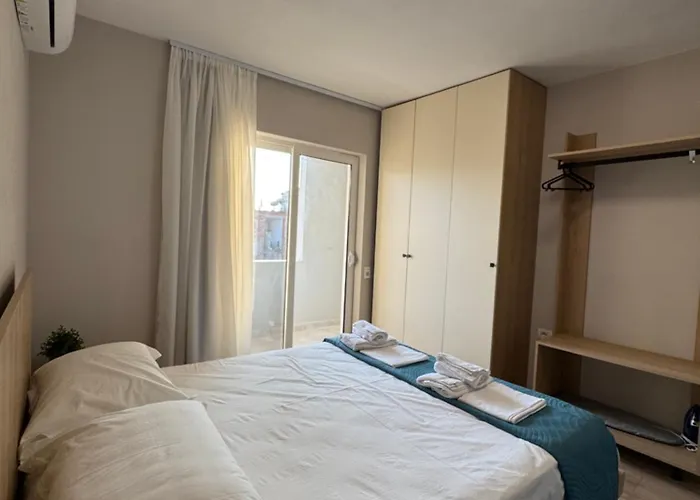 Stylish Renovated Flat With 2 Balconies & Great Natural Light Appartement