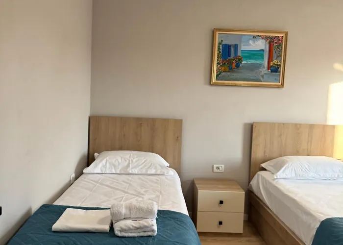 Appartement Stylish Renovated Flat With 2 Balconies & Great Natural Light