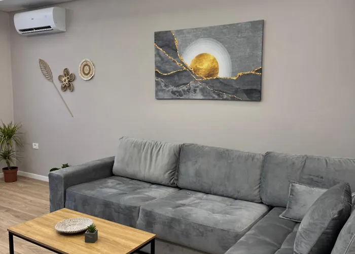 Stylish Renovated Flat With 2 Balconies & Great Natural Light Appartement Tirana