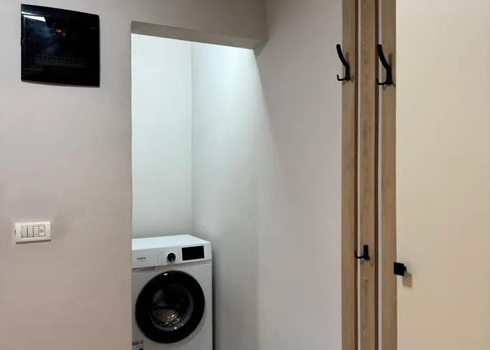 Appartement Stylish Renovated Flat With 2 Balconies & Great Natural Light Tirana