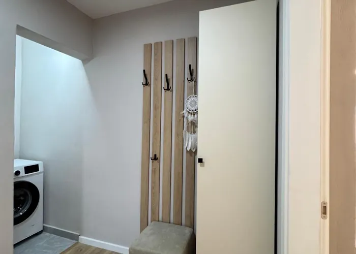 Stylish Renovated Flat With 2 Balconies & Great Natural Light Appartement